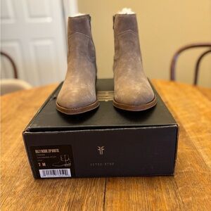 Frye women’s size 7 Ash/tan suede side zip Billy bootie.